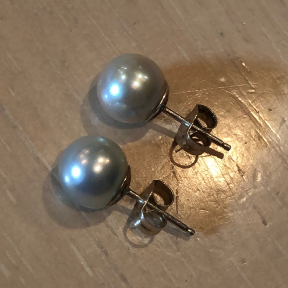 Grey pearl stud earrings w/ sterling posts & back - Picture 2 of 4